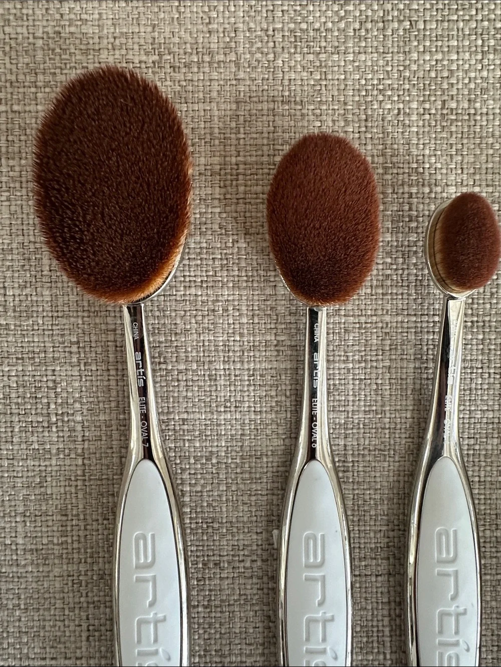 artis Oval Brush Set in White and Brown